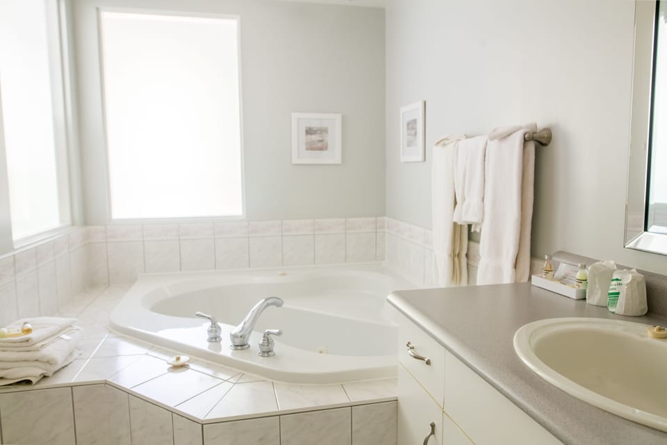 Superior Room, 1 King Bed, Non Smoking, Kitchenette | Bathroom | Hair dryer, towels, soap, shampoo