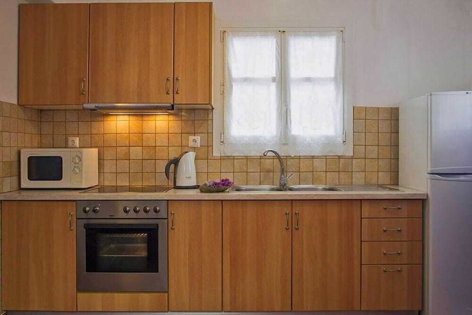 Apartment, 1 Bedroom, Garden View | Private kitchen | Full-size fridge, microwave, stovetop, coffee/tea maker