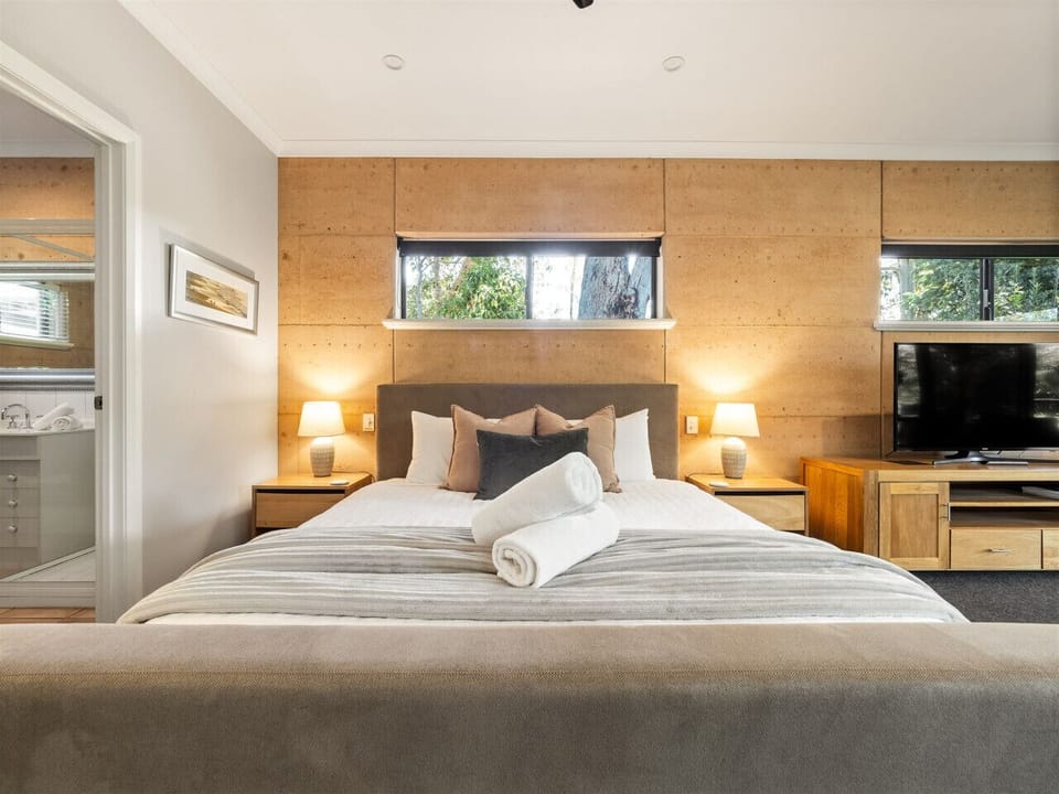 Aroha King Bed - Reverse-cycle air-conditioning, ceiling fan, and pot belly fireplace (some wood provided)