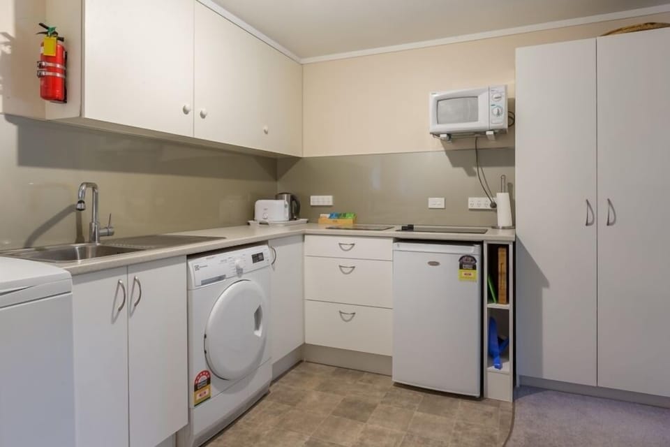 Kitchenette for preparing light meals/laundry