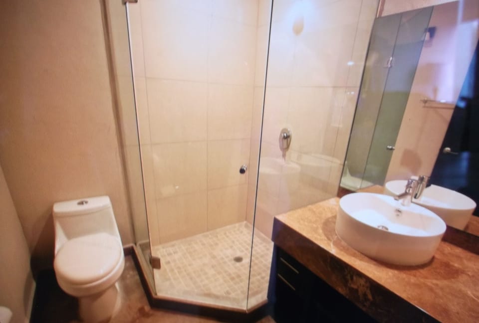 Full Bathroom  No.2