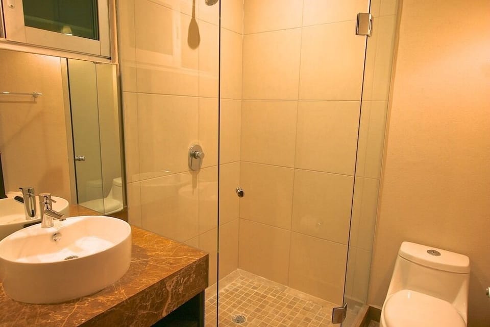 Full Bathroom No. 1
