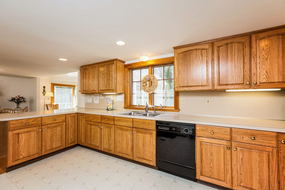 Spacious fully equipped kitchen, including smoothie maker and lobster pot!