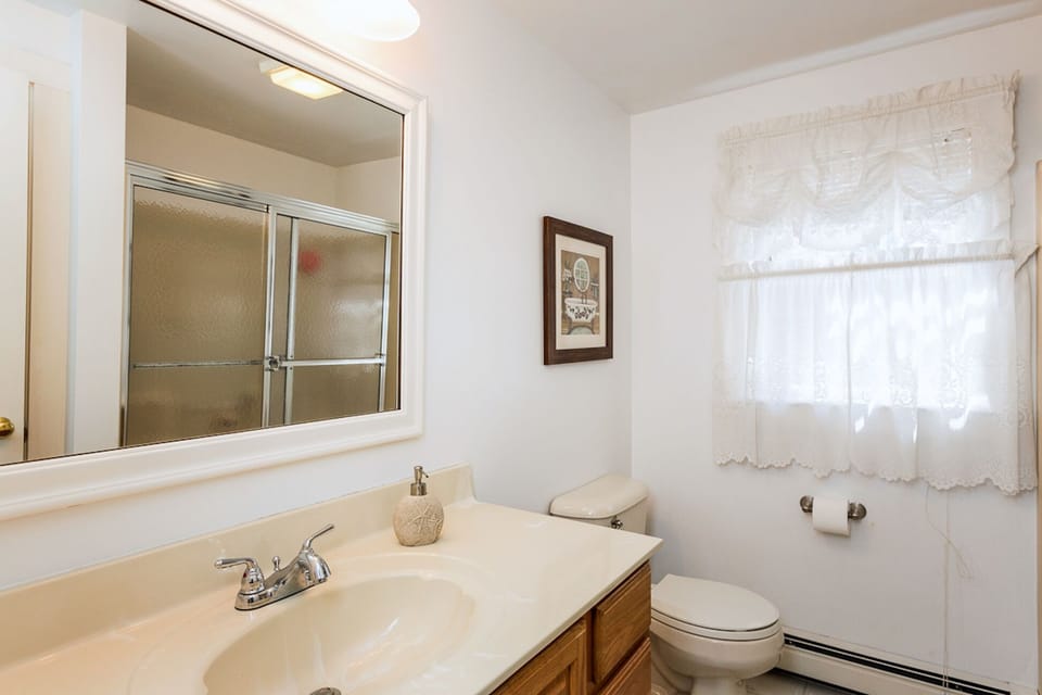 Second floor full bathroom.