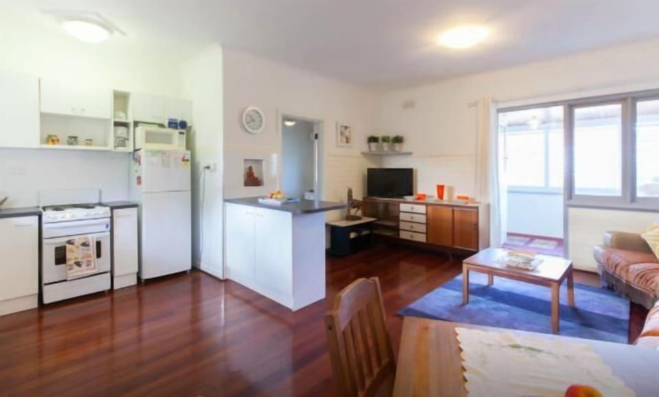 2 min walk to UWA close to CBD (7)