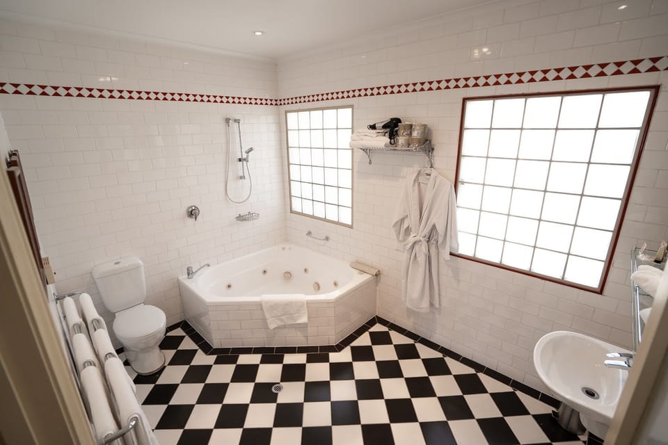 King Spa Bathroom