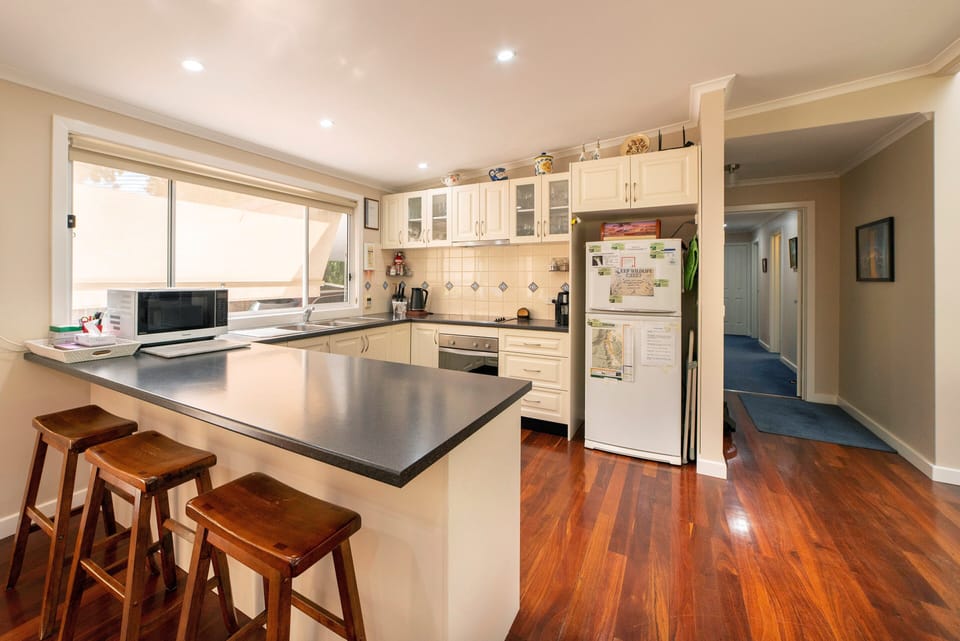 Complete kitchen freedom: Fully equipped and ready for culinary adventures. 