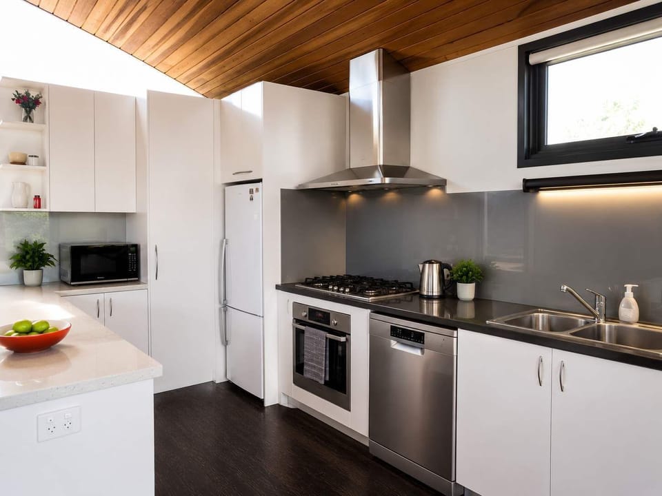 Well equipped kitchen. With everything you need to make your home cooked meals.