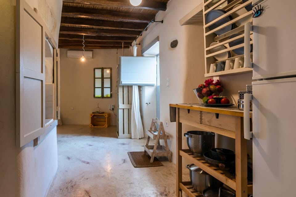 Aloni, Kitchen is open to Sala