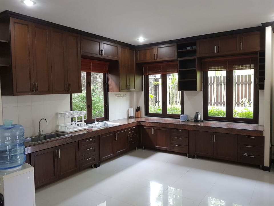 Kitchen with one double sink and two singles