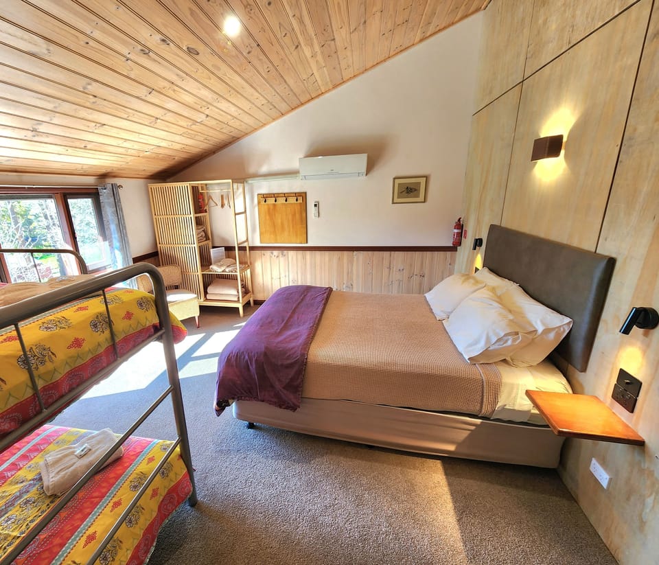 Family bedroom 6 person. Queen bed & 2 x bunk beds