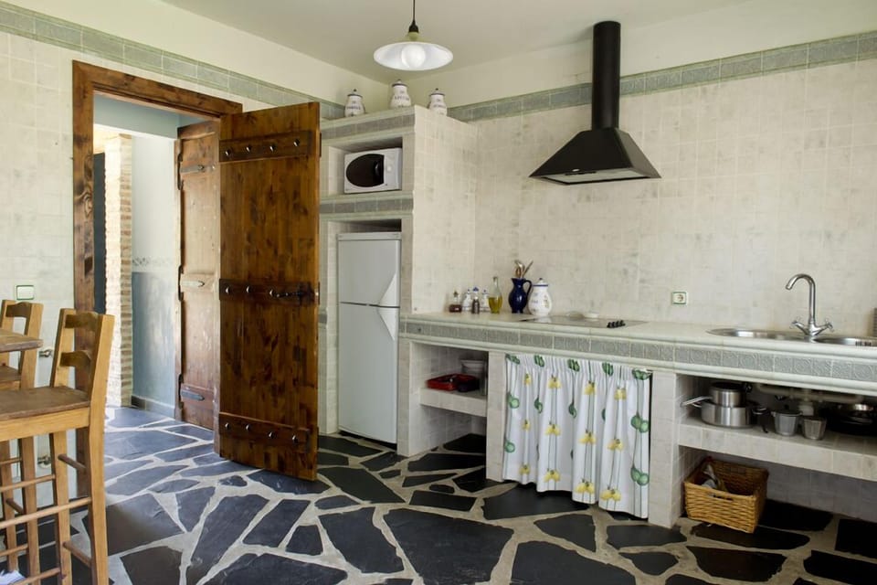 House, 3 Bedrooms | Private kitchen | Full-size fridge, microwave, oven, stovetop