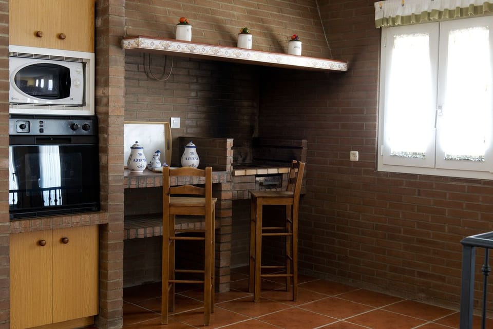 House, 3 Bedrooms | Private kitchen | Full-size fridge, microwave, oven, stovetop
