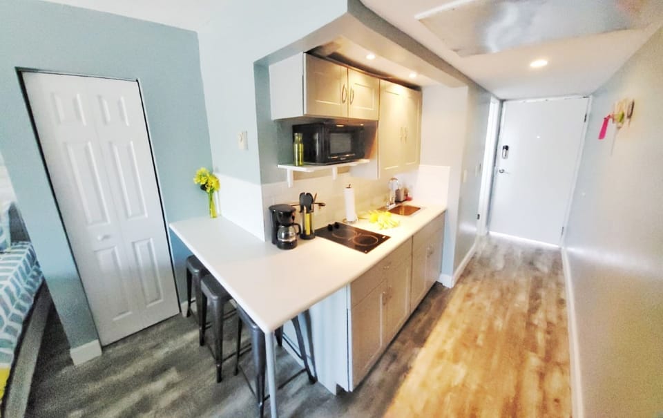 Comfort Studio, 2 Queen Beds, Kitchen, Partial Ocean View | Private kitchen | Mini-fridge, toaster, cookware/dishes/utensils, paper towels