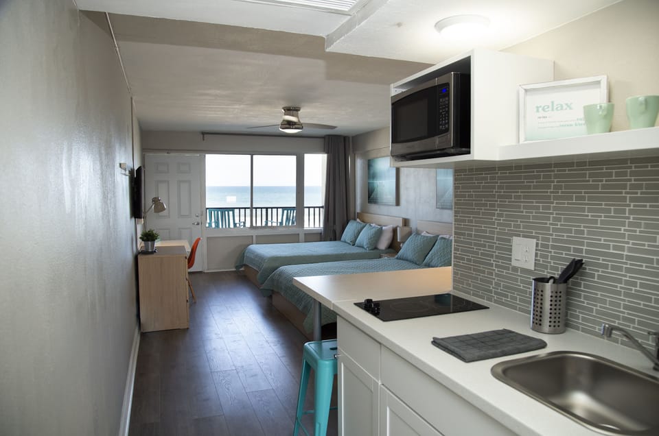 Premium Studio Suite, 2 Queen Beds, Kitchen, Ocean View | In-room dining