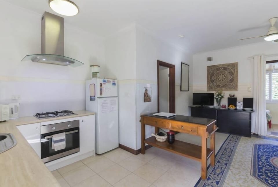 2 min walk to UWA close to CBD (9)
