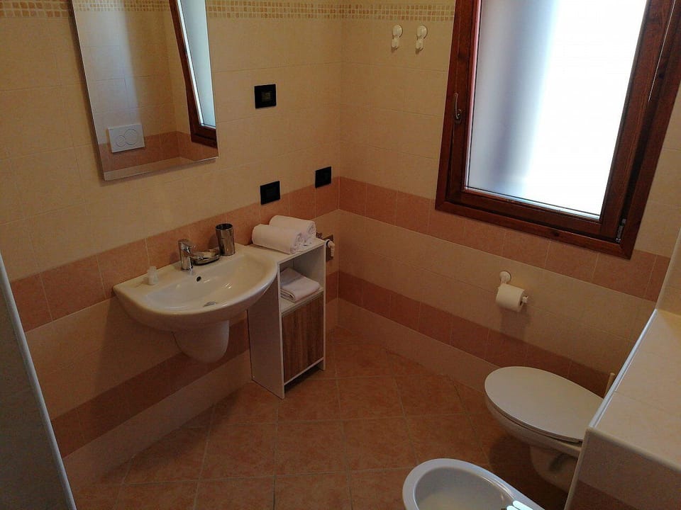 Suite | Bathroom | Shower, hair dryer, bidet, towels
