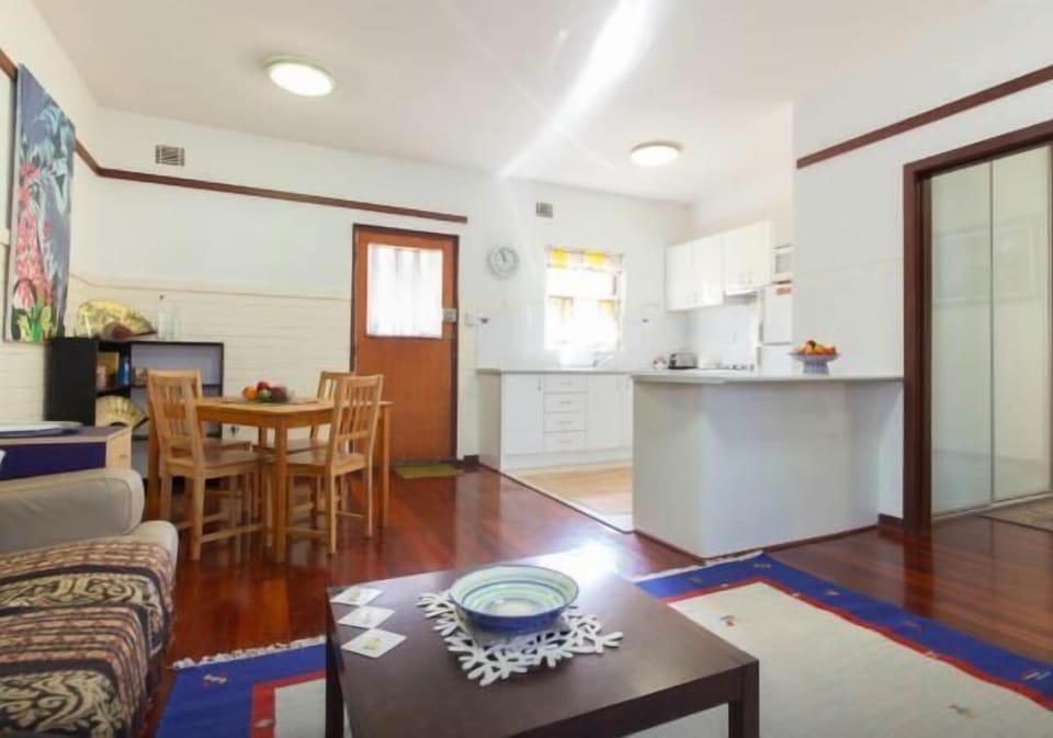 2 min walk to UWA close to CBD (4)