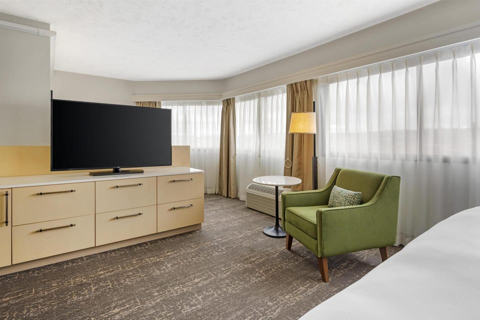 Room, 1 King Bed, Accessible, Corner (Roll-in Shower) | Premium bedding, down comforters, pillowtop beds, desk