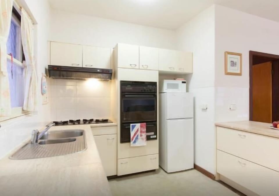 2 min walk to UWA close to CBD (3)