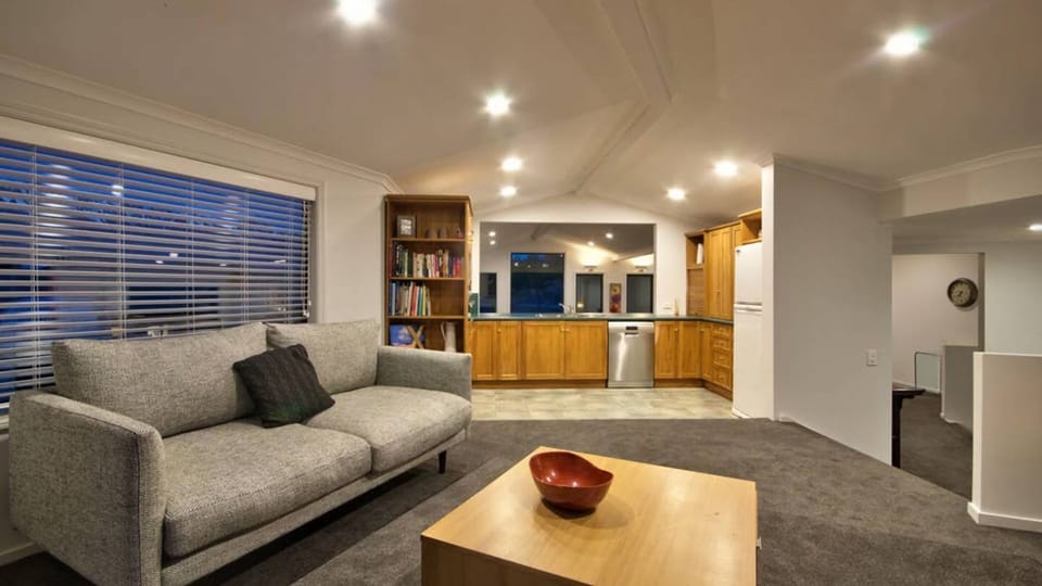 2nd lounge 