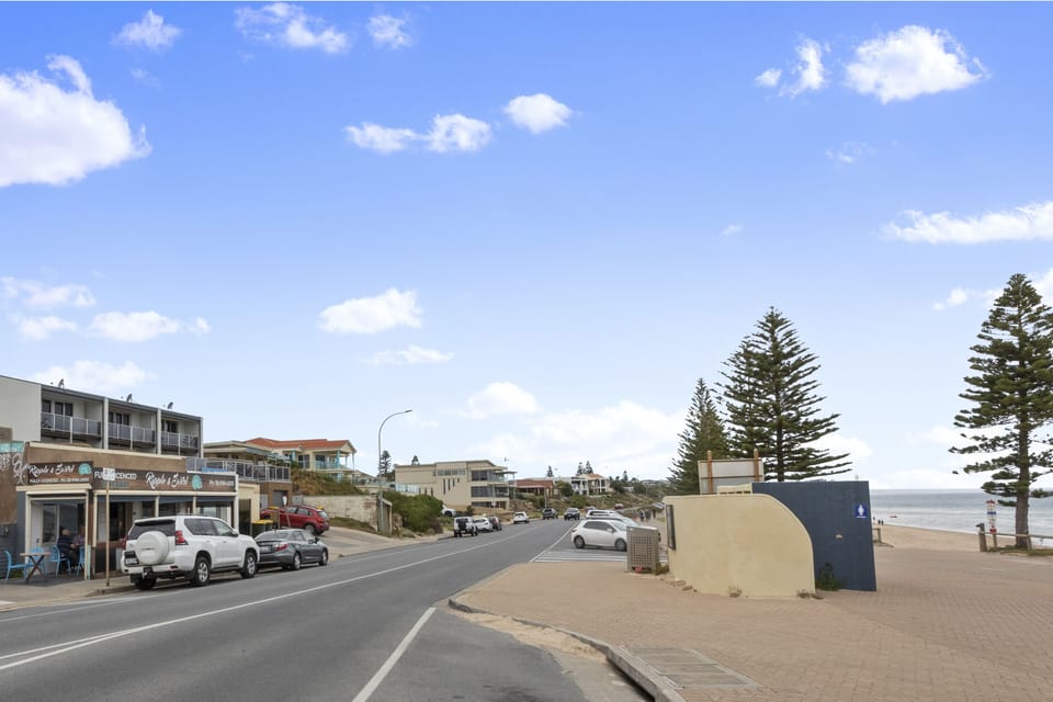 Local Ripple and Swirle and Cafe with 100 metres, breakfast, lunch or coffee. 