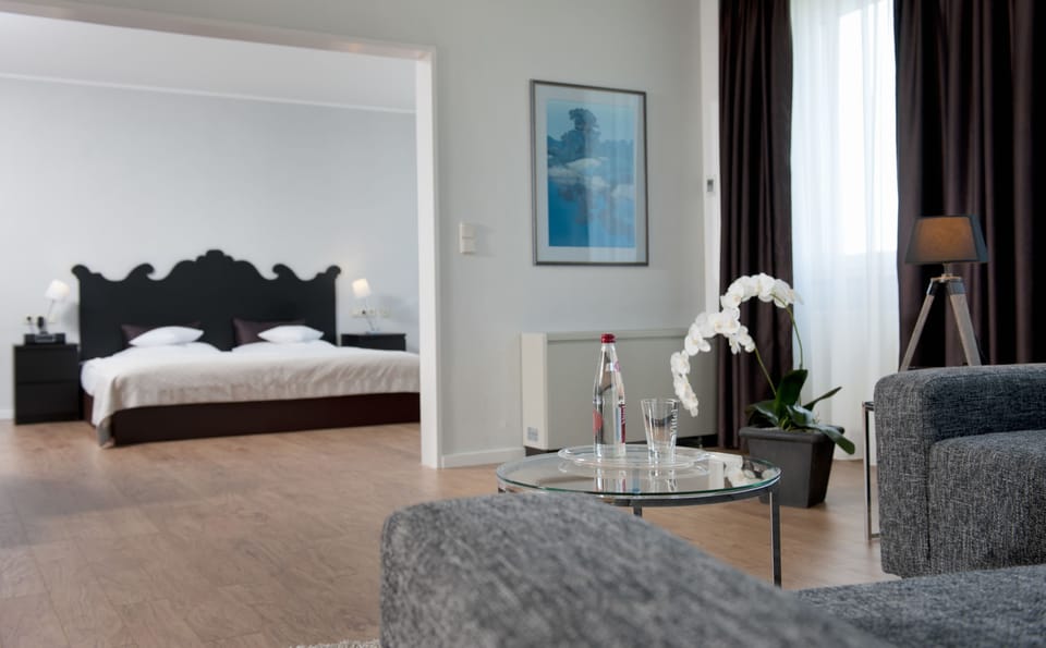 Suite | Hypo-allergenic bedding, desk, blackout drapes, soundproofing