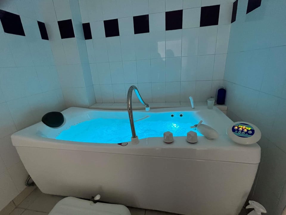 Couples treatment rooms, body treatments, hydrotherapy