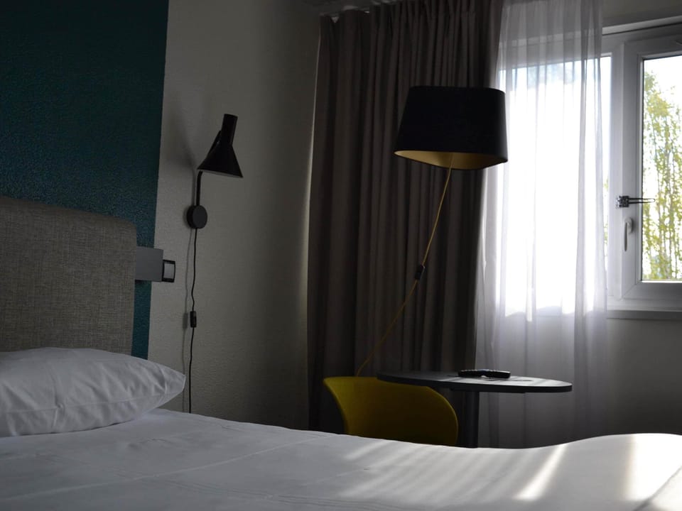Premium bedding, desk, soundproofing, free WiFi