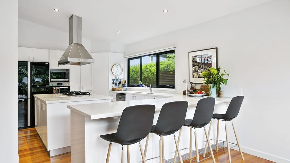 Fully equipped Kitchen with Breakfast Bar