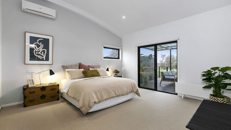 Master bedroom with King Bed and ensuite - Opens out to balcony 