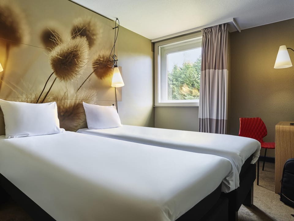 Twin Room, 2 Twin Beds | In-room safe, desk, soundproofing, iron/ironing board