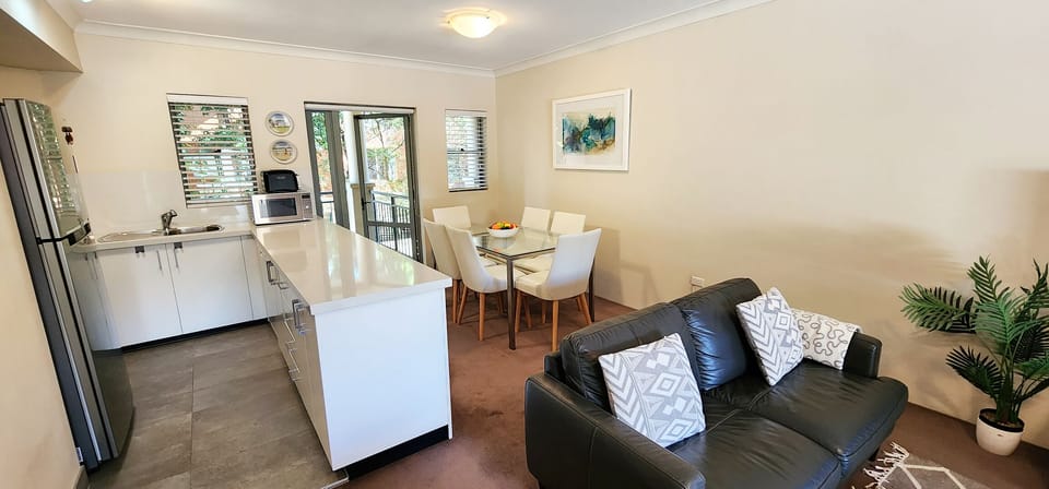 Open plan living, dining and kitchen + 2 balconies. Air conditioning.