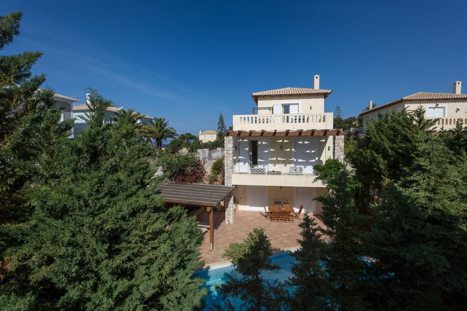 Luxurious villa with pool in a green surrounding