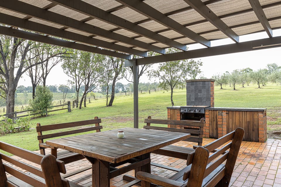 Hunter Gleann Cottage- Private outdoor area with shaded dining and BBQ