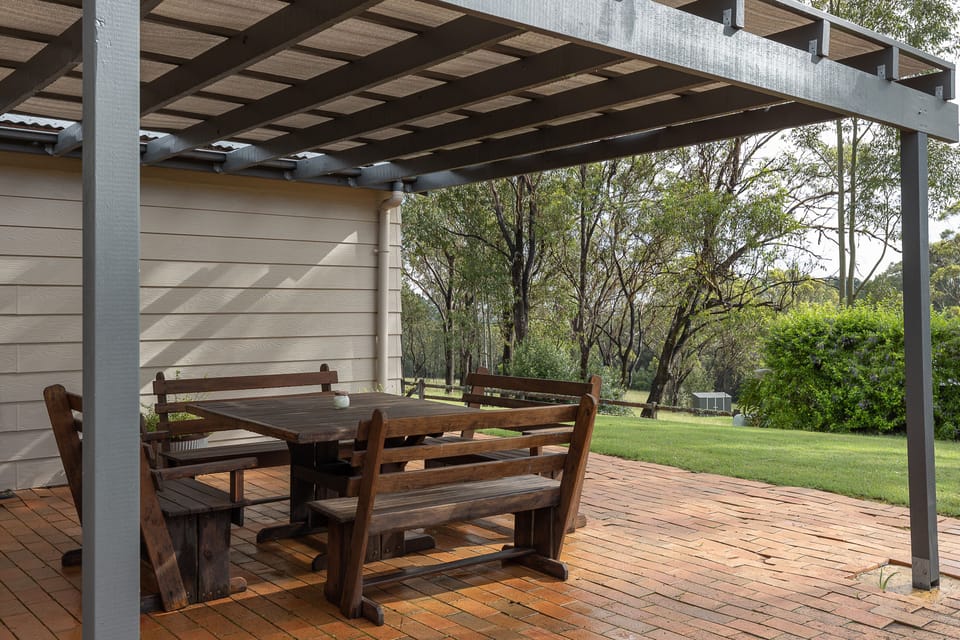 Hunter Gleann Cottage- Private outdoor area with shaded dining and BBQ