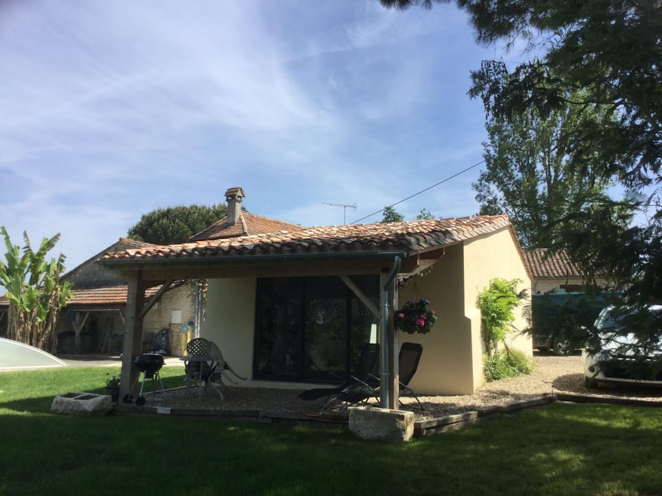 Beautiful studio with enclosed garden 