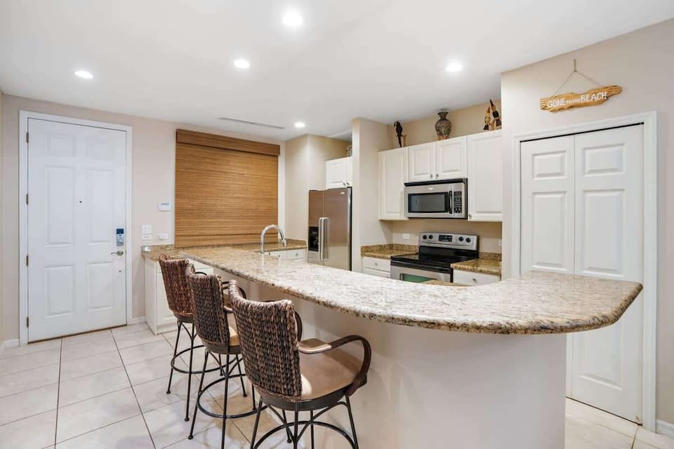 Kitchen with breakfast bar