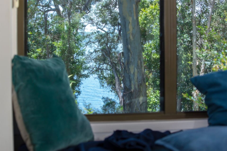 Weyba Lakehouse - window seat with lake view