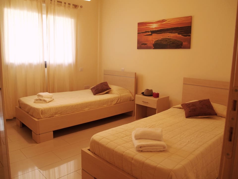 Bedroom with twin beds