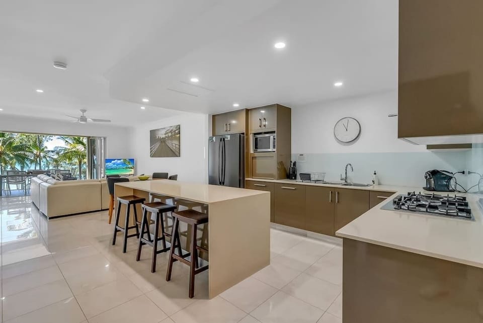 Pull up a stool at the kitchen island—ideal for casual breakfasts, sunset snacks, or sipping wine while dinner simmers.