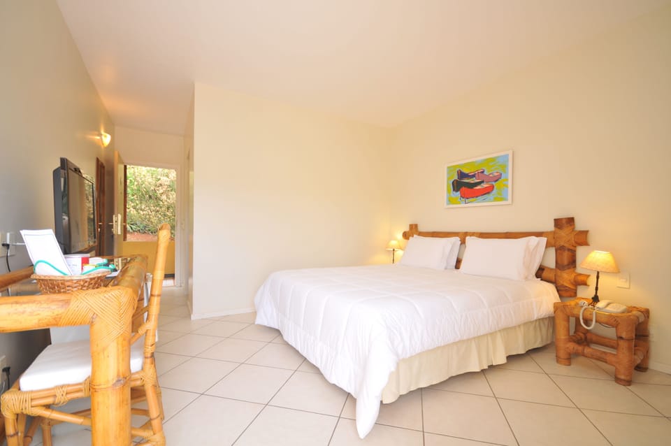Deluxe Double Room, Jetted Tub, Partial Sea View | Minibar, in-room safe, blackout drapes, free WiFi