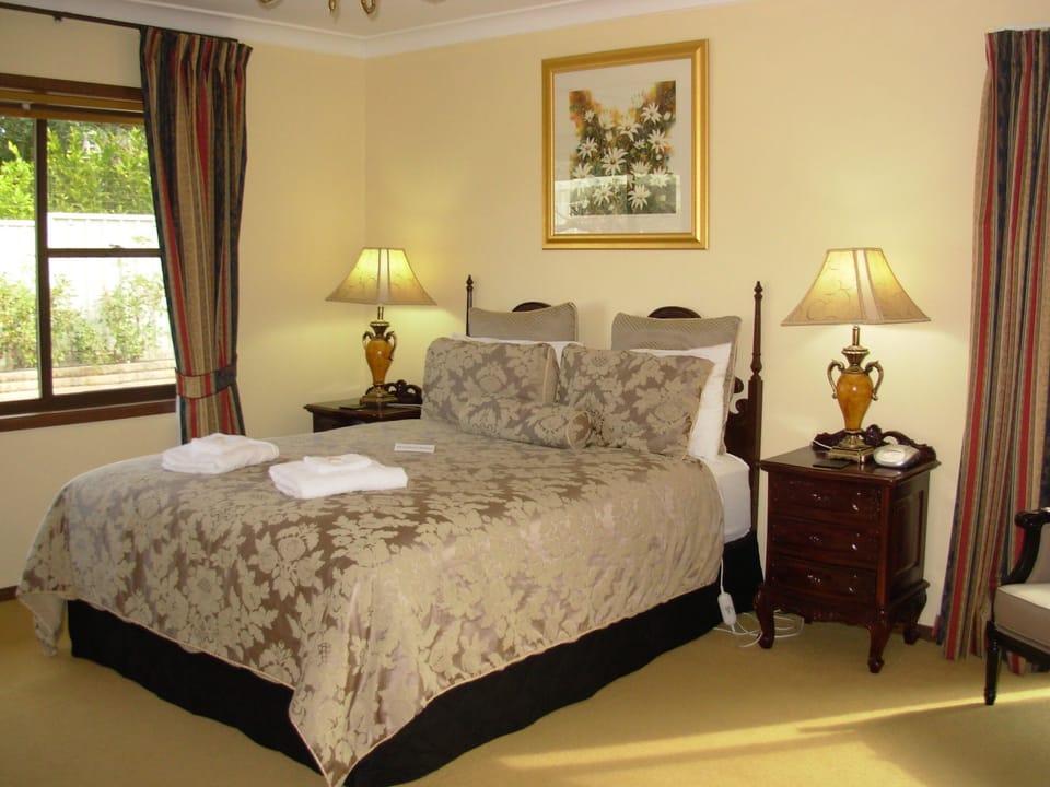 Deluxe Suite, 1 Bedroom, Non Smoking (Mudgee Deluxe Suite) | Hypo-allergenic bedding available, iron/ironing board, WiFi, bed sheets