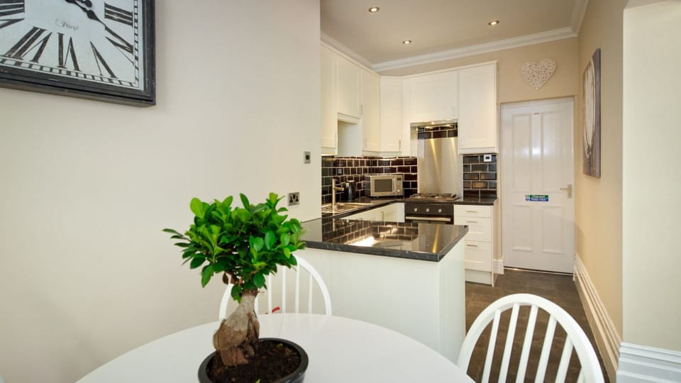 Executive Apartment, 1 Bedroom, Kitchen | In-room dining