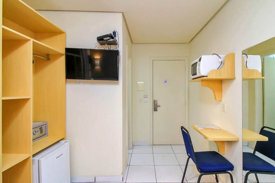Standard Duplo Solteiro | Pillowtop beds, individually furnished, laptop workspace, free WiFi