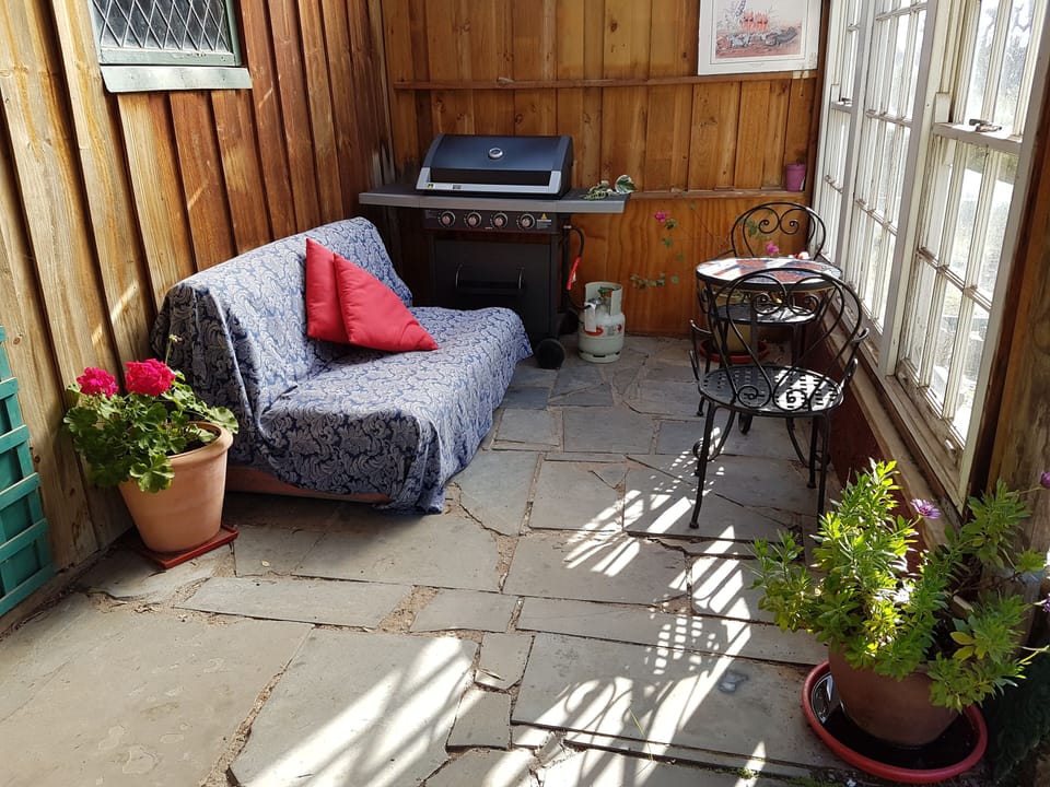 Half covered courtyard with BBQ protect in all weathers.