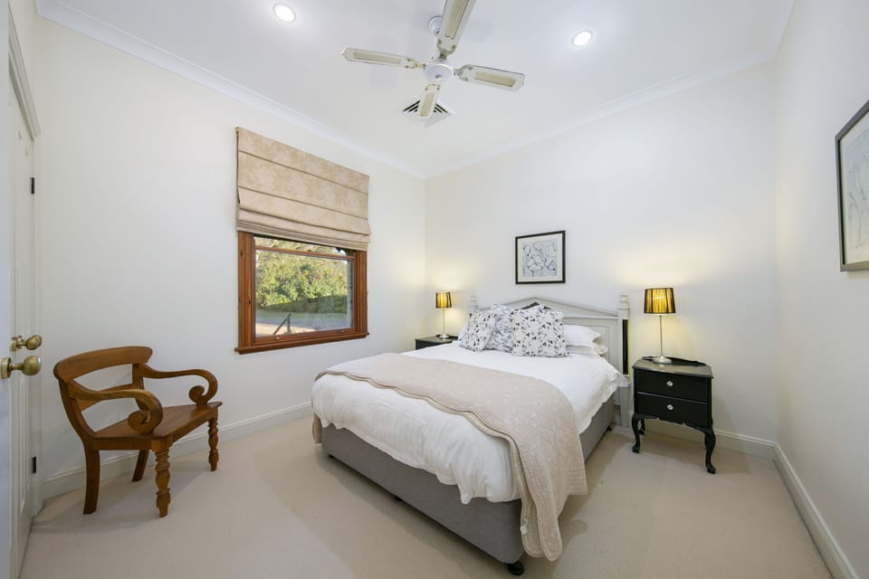 Queen bedroom 3