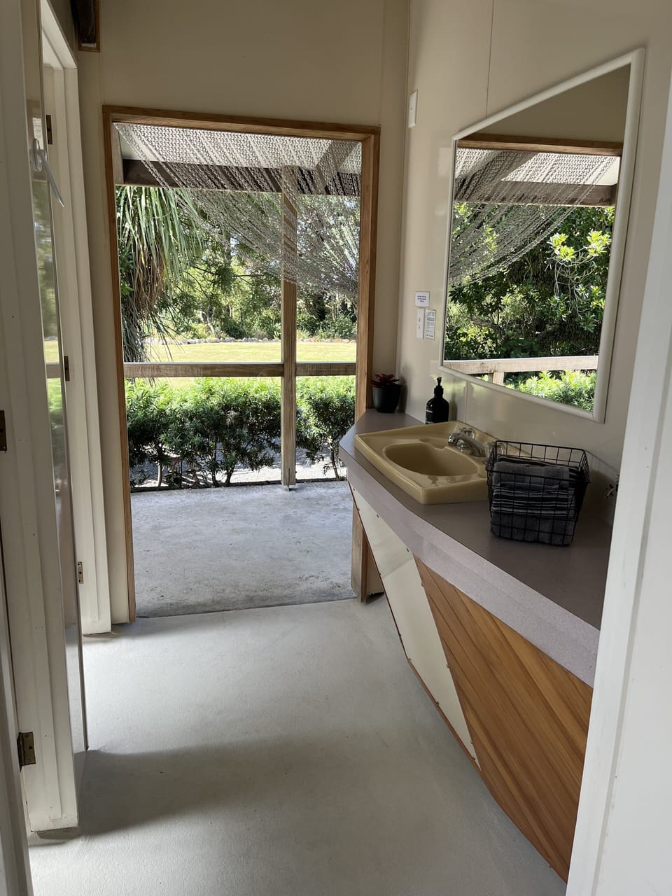 Open Air Bathroom - 2x showers & 2x toilets