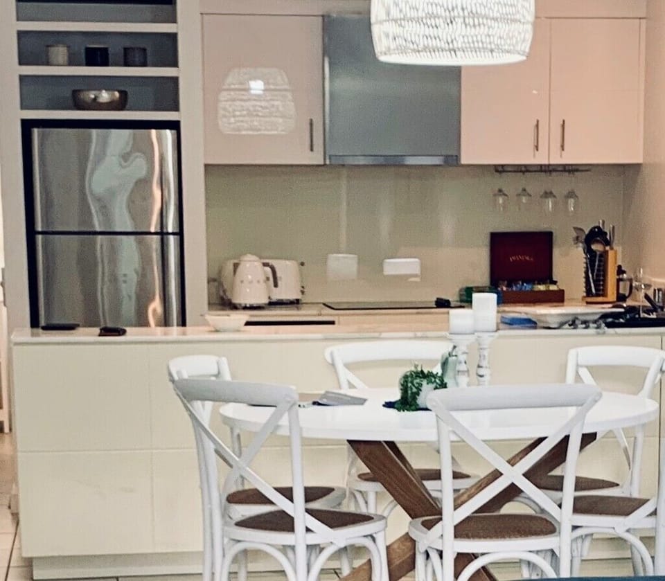 Fully equipped kitchen and dining for 6