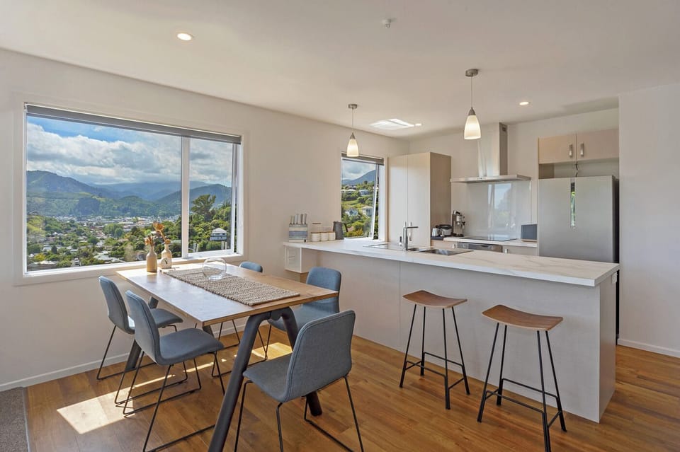 Kitchen & dining areas